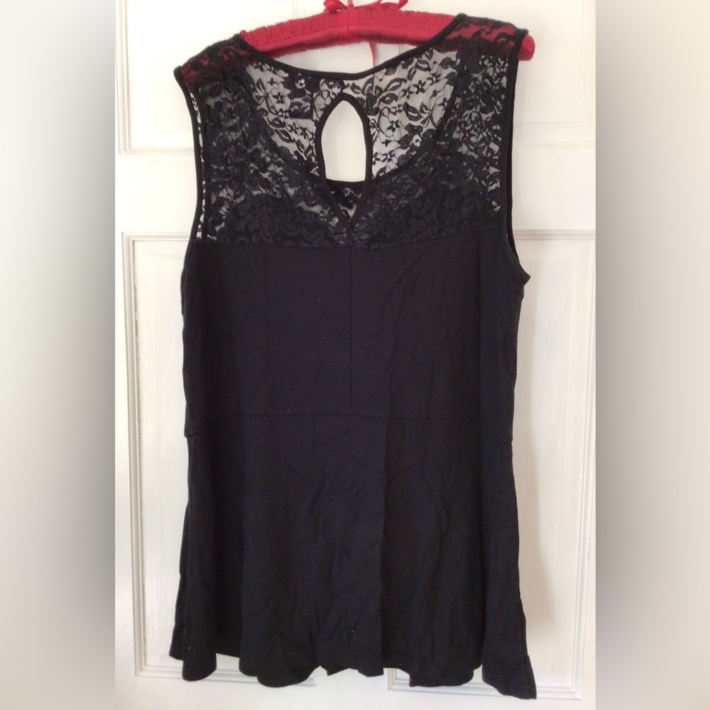 TORRID SLEEVELESS LACE TOP - size 3